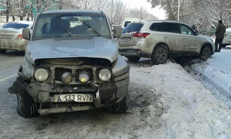 Серьезное ДТП с участием трех автомобилей произошло в Алматы