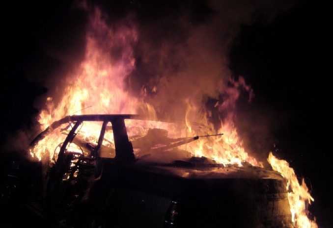 Полицейские спасли двух человек из горящего автомобиля в Щучинске