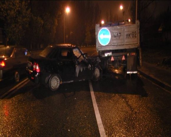 В Алматы столкнулись легковушка и грузовик (ФОТО)