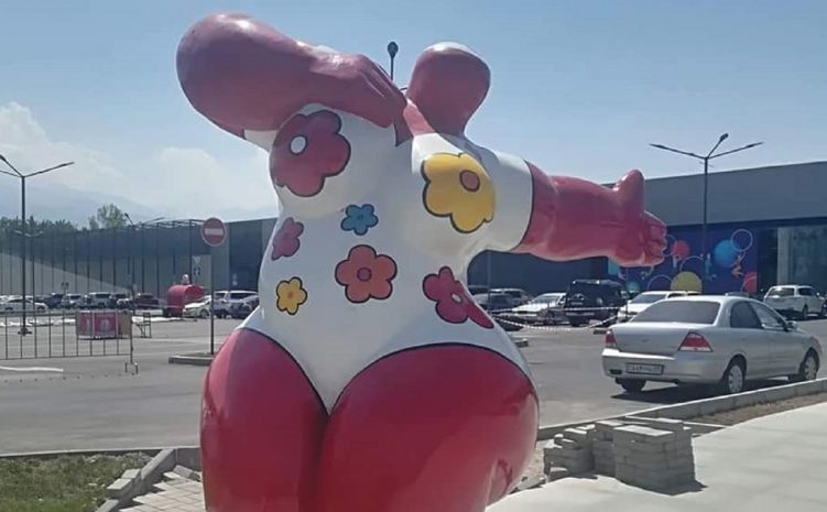 Алматинские «дамы в купальниках» установлены на частные средства