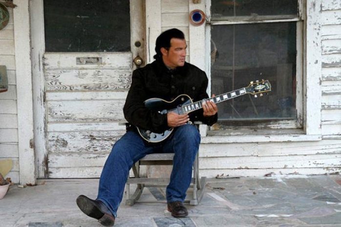 В Эстонии отменили Концерт Стивена Сигала