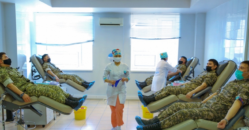 Военнослужащие сдали кровь для помощи больным в Нур-Султане