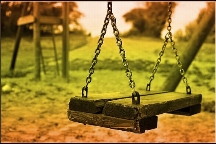 12-летняя девочка сломала позвоночник, катаясь на качелях