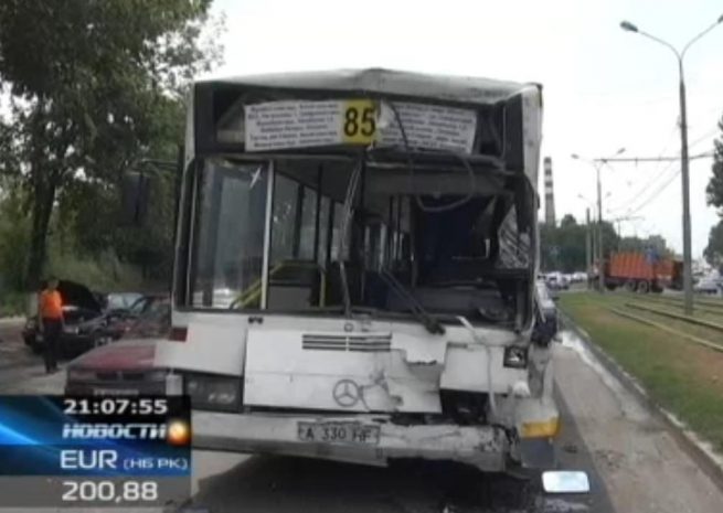 17 человек пострадали из-за автобусной байги в Алматы