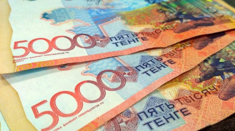На 10% ослаб обменный курс тенге к доллару в 2020 году
