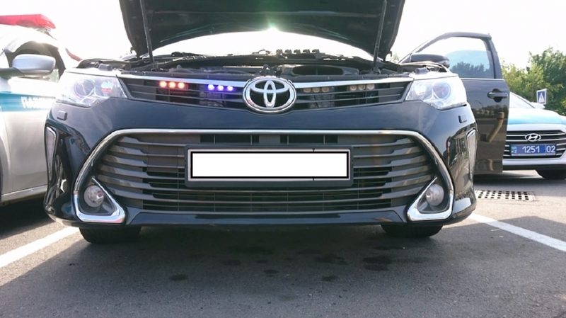 Полицейские Алматы заставили водителя содрать тонировку