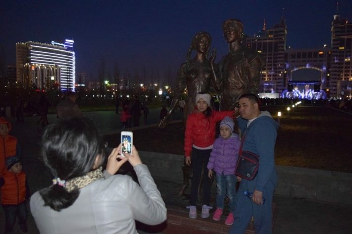 Астанчане против изменения скульптуры в парке влюбленных