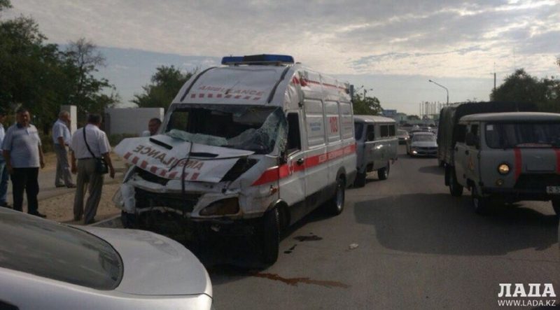 «Скорая» с беременной женщиной перевернулась в Актау