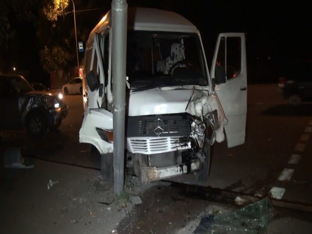 ДТП в Алматы: пострадали 6 пассажиров маршрутки