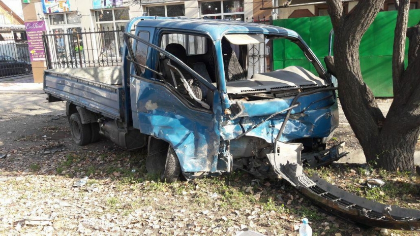 Грузовик против легковушки: нелепая авария в Алматы