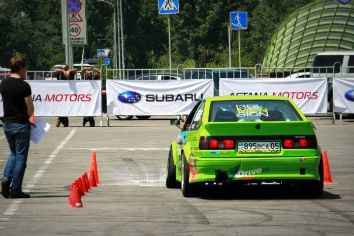 У станции метро прошел чемпионат по фигурному вождению
