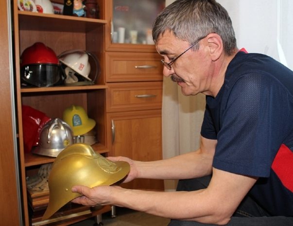 Пожарные каски коллекционирует спасатель из Петропавловска