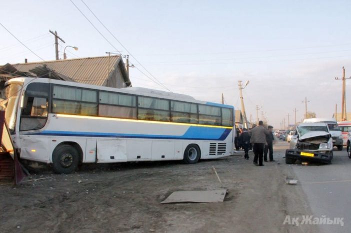 Автобус «Тенгизшевройла» снес полдома в Атырау. Видео