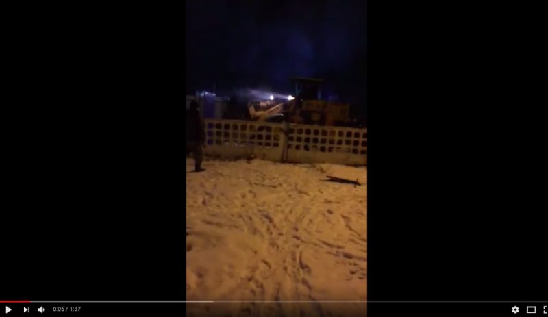 В Усть-Каменогорске толпа людей с помощью бульдозера чуть не разгромила детский сад
