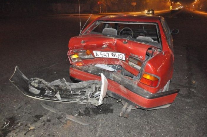 Mitsubishi на полном ходу протаранил Nissan