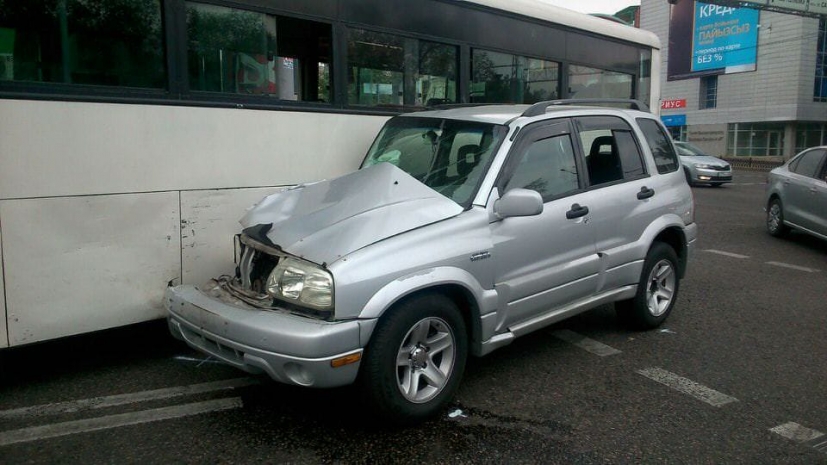 В Алматы автомобиль протаранил пассажирский автобус