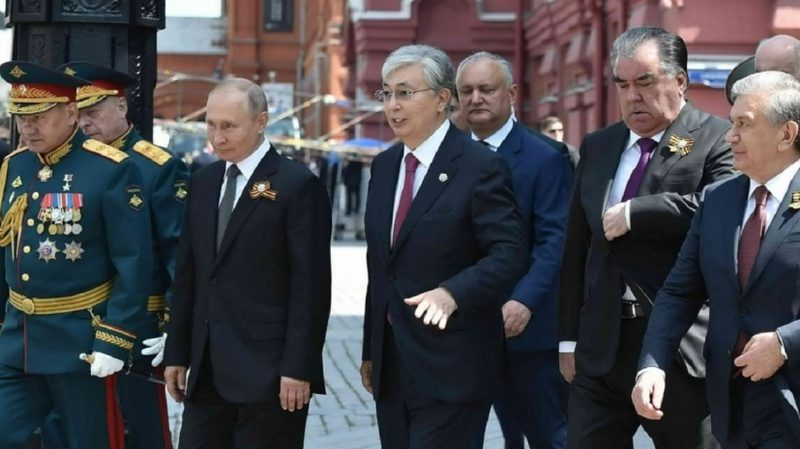 Обязан ли президент Токаев участвовать в московском параде?