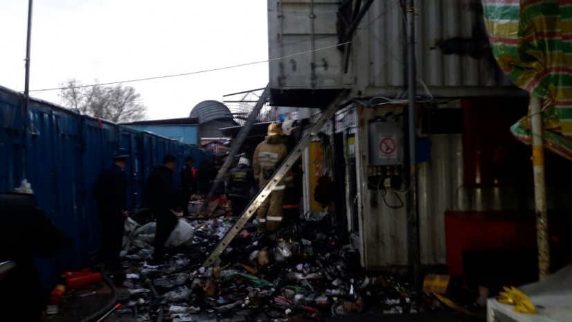 На барахолке Алматы горели склады. ФОТО