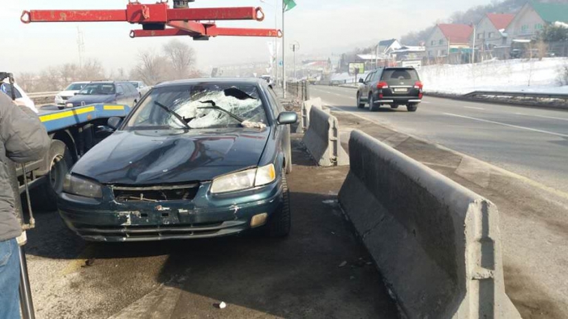 В Алматы автомобиль сбил работника коммунальных служб