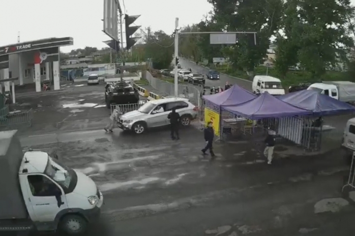 Чуть не сбили полицейского на блокпосту в Алматы