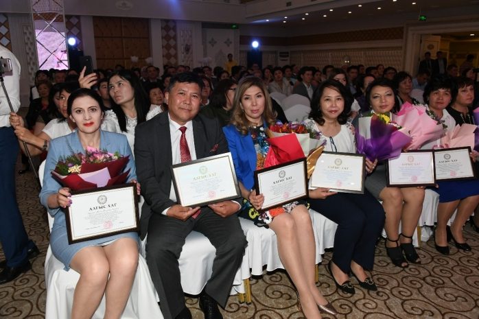 Бауыржан Байбек поздравил алматинских врачей