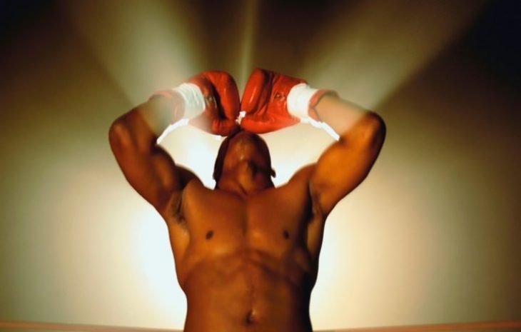 Еще один казахстанец попал в четвертьфинал ЧМ по боксу