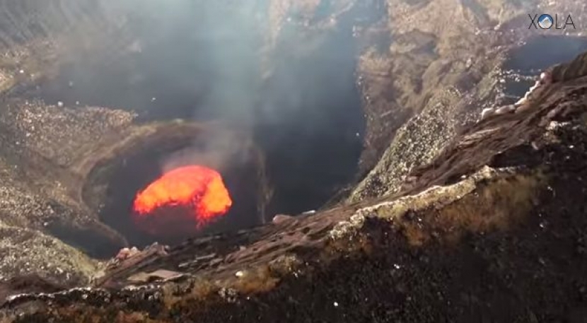 Двое смельчаков спустились в жерло вулкана