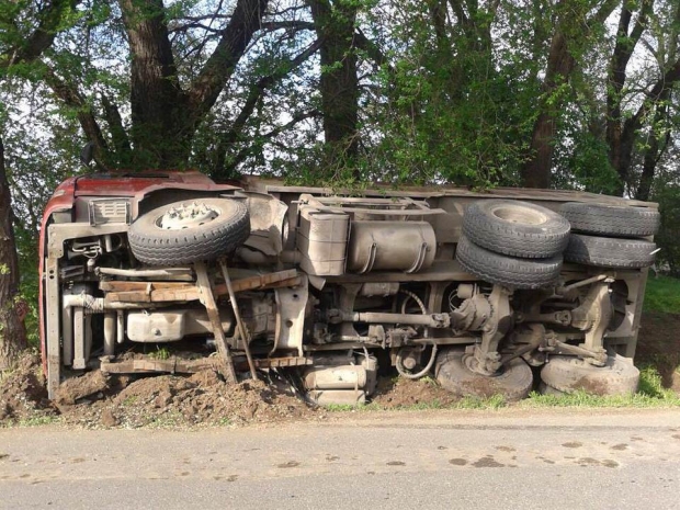 Большегруз перевернулся близ Алматы (ФОТО)