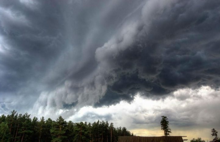 Уходящий в сторону Сибири циклон принесет штормы в Казахстан