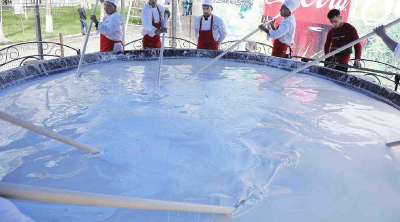 Семь тонн благотворительного сумаляка готовят в Ташкенте