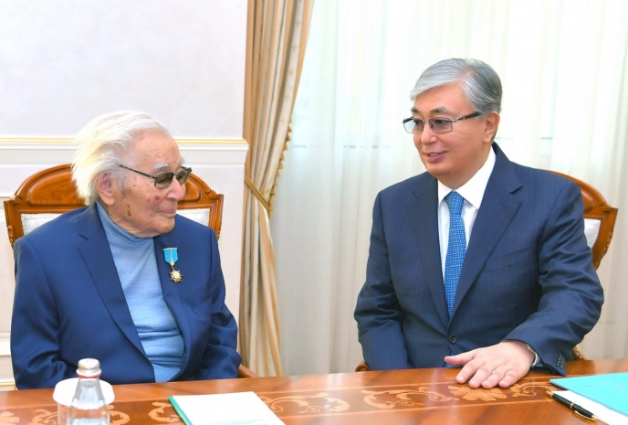 Президент вручил Абдижамилу Нурпеисову высшую награду страны