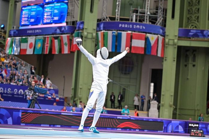 Олимпиада-2024: Эльмир Алимжанов одержал победу в 1/16 финала