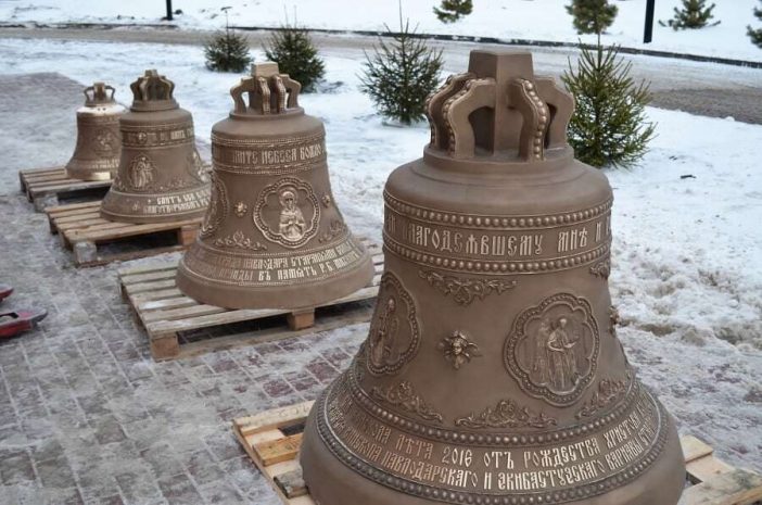 В Павлодаре освятили колокола нового храма