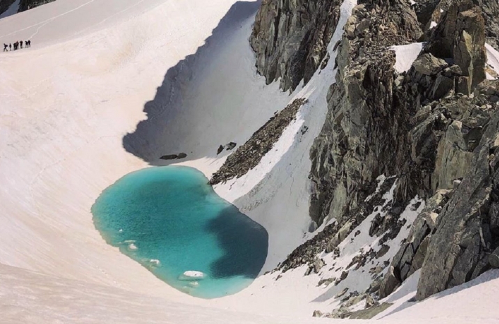 Тревожный сигнал — французский альпинист сфотографировал озеро в Альпах