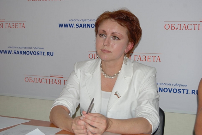 Экс-министр труда Саратовской области получала 100 тысяч рублей матпомощи