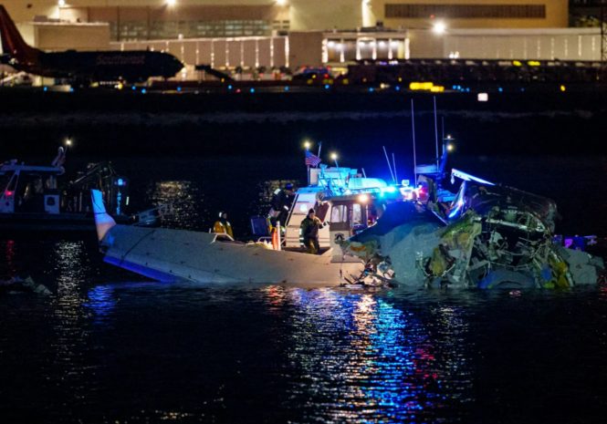 Тела 60 человек обнаружены в результате крушения самолета близ Вашингтона