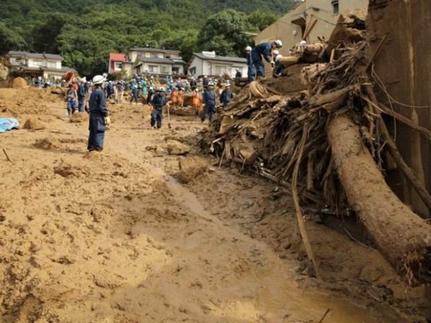 На Шри-Ланке ищут более ста пропавших под оползнем
