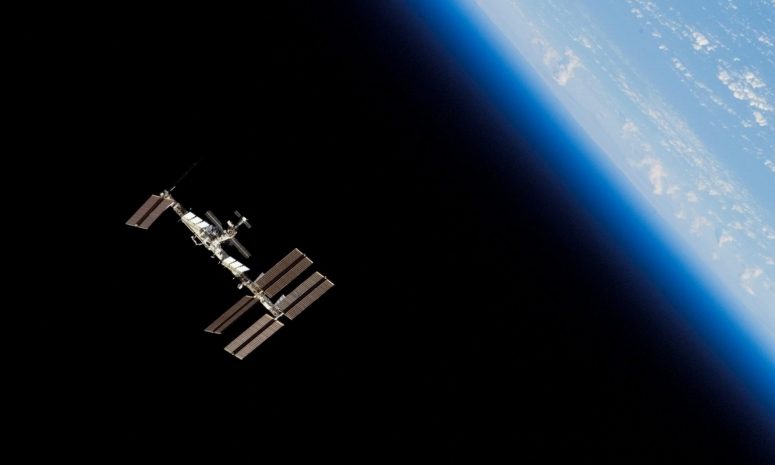 Массовый отлет НЛО зафиксировала камера МКС