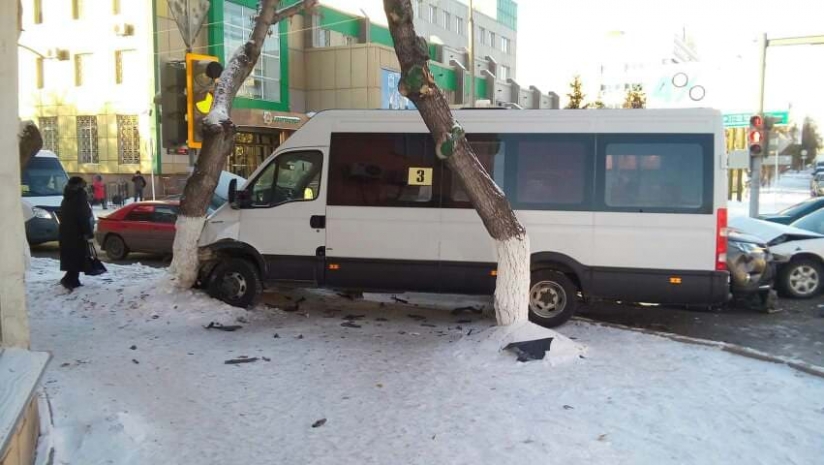 «Маршрутка» с пассажирами едва не снесла дерево в центре Павлодара