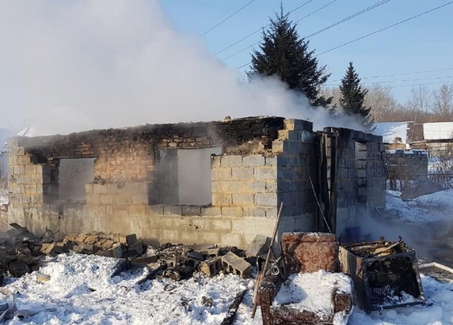 Грузчик и тракторист спасли детей из горящего дома в Усть-Каменогорске