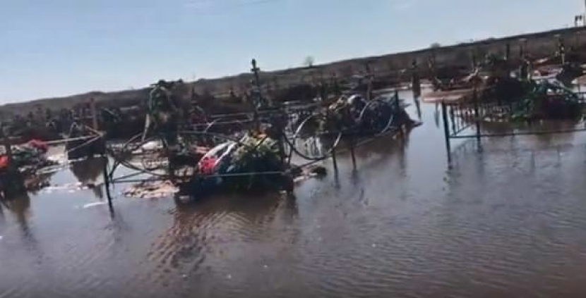 В Экибастузе затопило городское кладбище. ВИДЕО