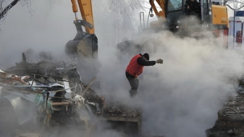 Из-за прорыва теплотрассы перекрыто движение в центре Алматы