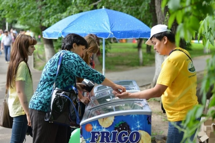 Алматинских сирот накормили бесплатным мороженымЭксклюзив