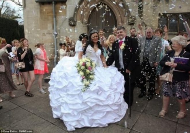 Свадебное платье весом 63,5 кг надела невеста в Англии