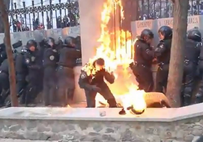 В Киеве толпа безнаказанно поджигает милиционеров