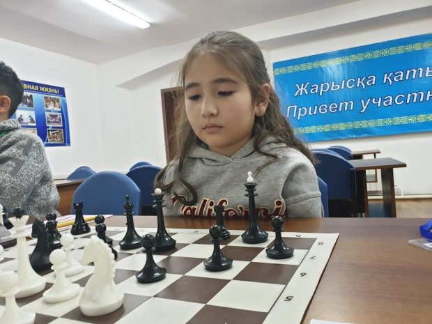10-летняя шахматистка из Атырау произвела мини-сенсацию в Павлодаре