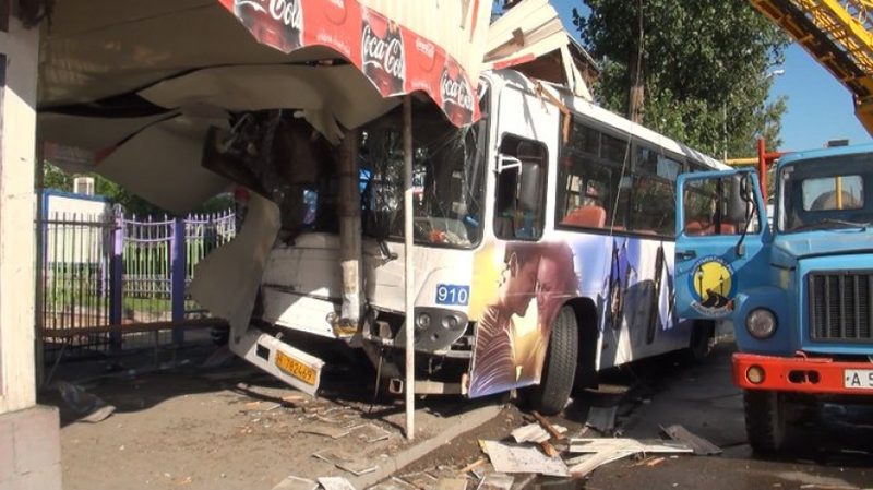 В Алматы автобус врезался в остановку. Фото