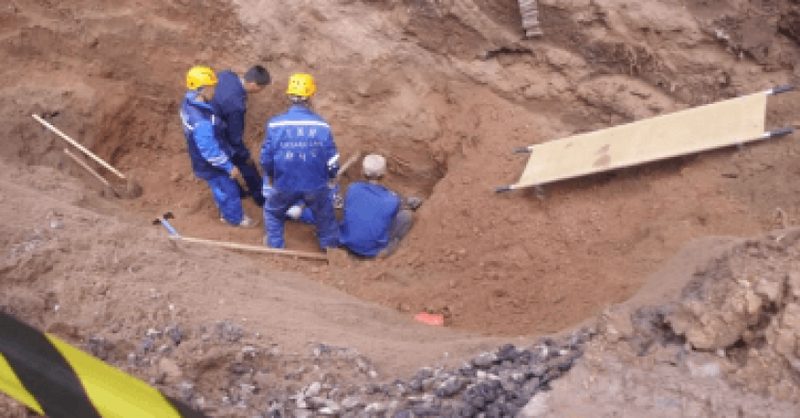 В Уральске рабочий оказался заживо погребенным в траншее