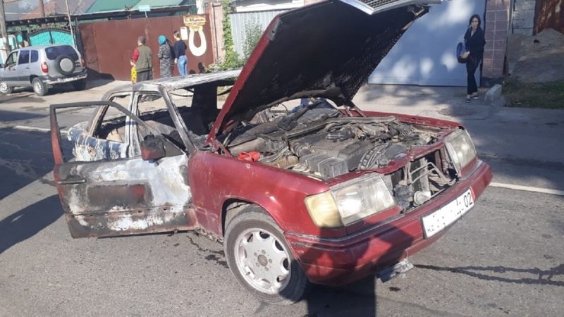 Легковая машина сгорела во дворе частного дома в Алматы