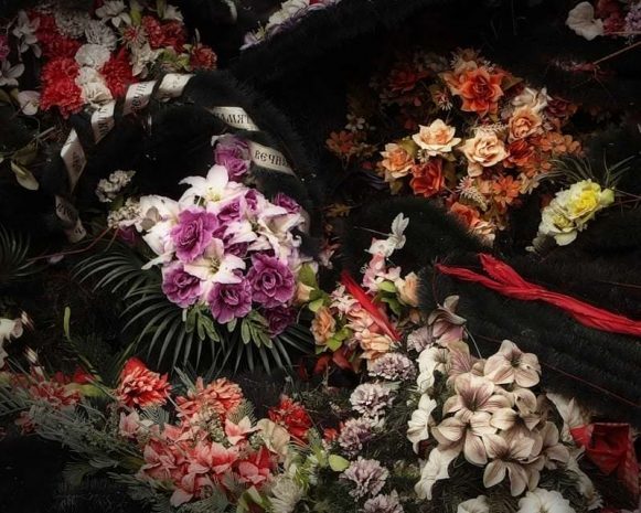 С похоронными венками в коляске разбился байк в Казахстане